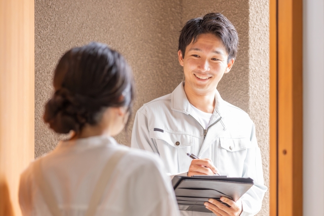 税理士と相談している場面の写真