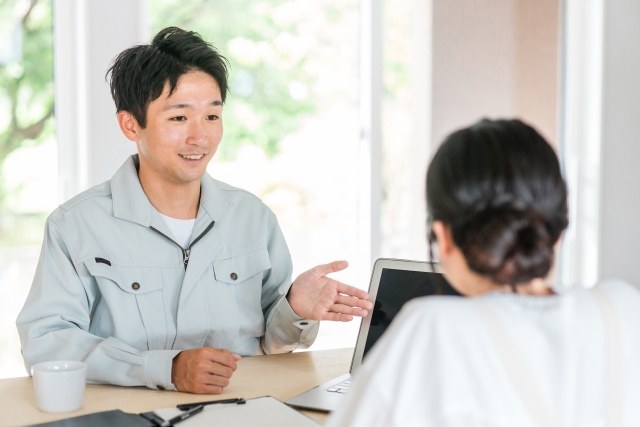 施工業者と相談している場面の写真